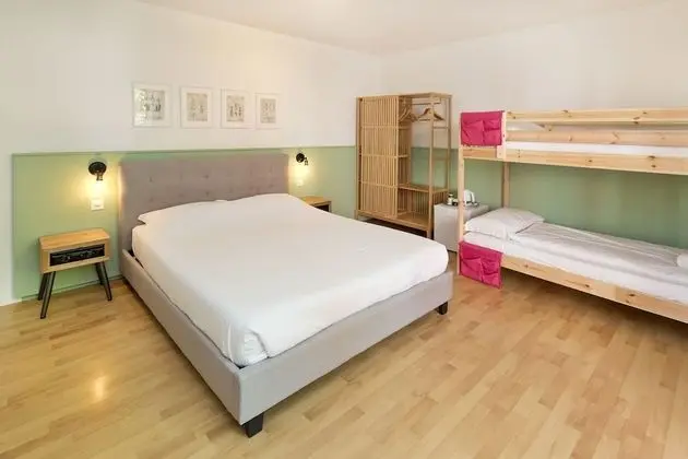 Dört Kişilik Oda, Sigara İçilmez, Balkon