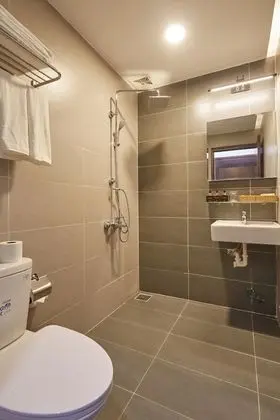 City Üç Kişilik Oda, Sigara İçilmez, Penceresiz