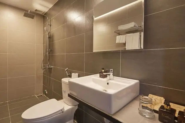 City Üç Kişilik Oda, Sigara İçilmez, Penceresiz