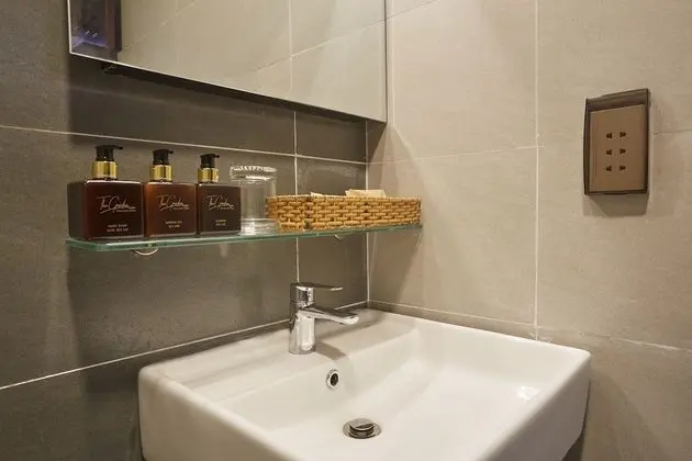 City Üç Kişilik Oda, Sigara İçilmez, Penceresiz