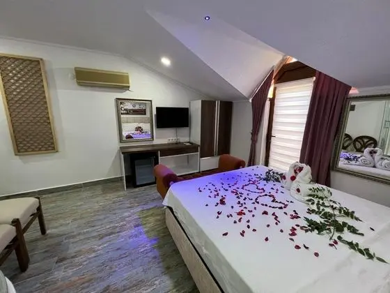 Jakuzili Balayı Odası