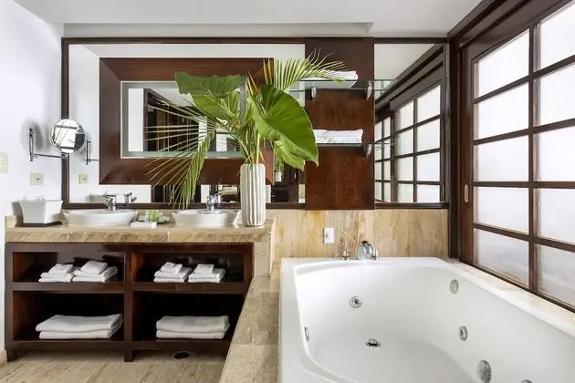 Presidential Suite Swim-Up