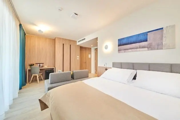 Premium Oda, Denize Bakan (Family)