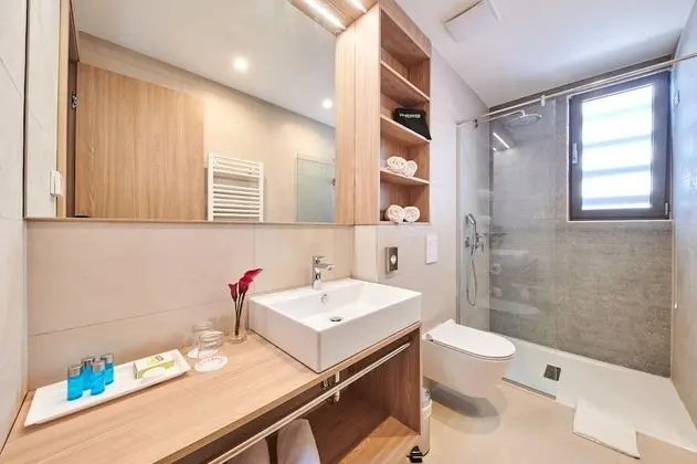 Premium Oda, Denize Bakan (Family)