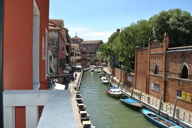 Deluxe Tek Büyük Yataklı Oda, Kanal Manzaralı