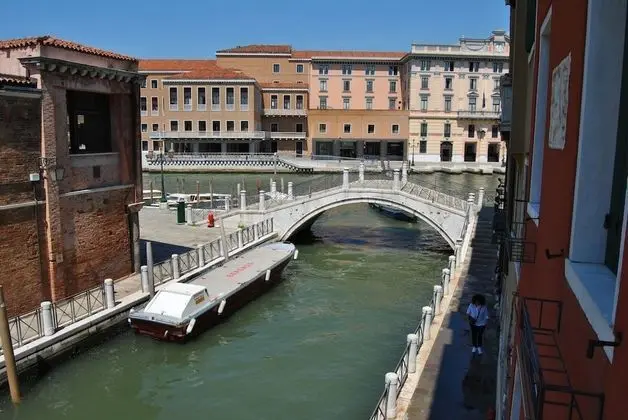 Deluxe Tek Büyük Yataklı Oda, Kanal Manzaralı