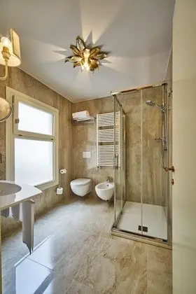 Deluxe Tek Büyük Yataklı Oda, Kanal Manzaralı