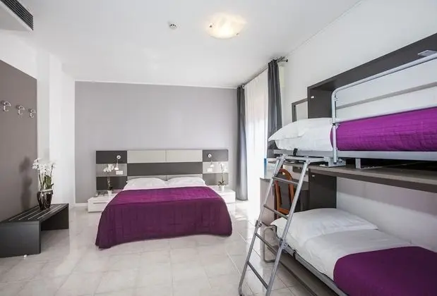 Deluxe Dört Kişilik Oda (Beach sun loungers included)