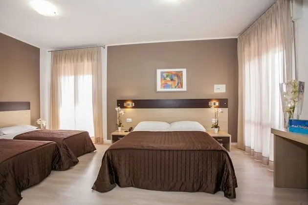 Deluxe Dört Kişilik Oda (Beach sun loungers included)