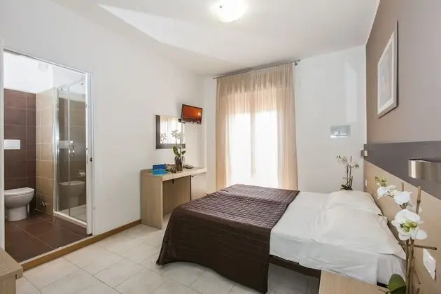 Üç Kişilik Oda (Beach sun loungers included)