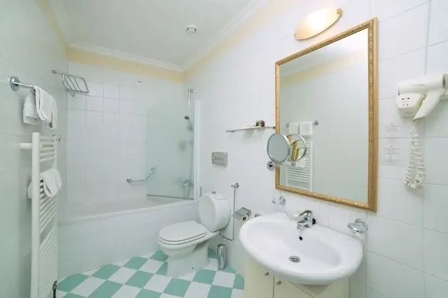 Standard Tek Büyük veya İki Ayrı Yataklı Oda, Avlu Manzaralı