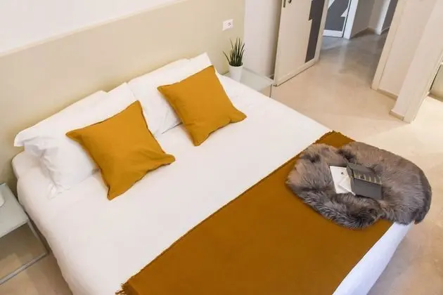 Tek Büyük veya İki Ayrı Yataklı Oda (1)