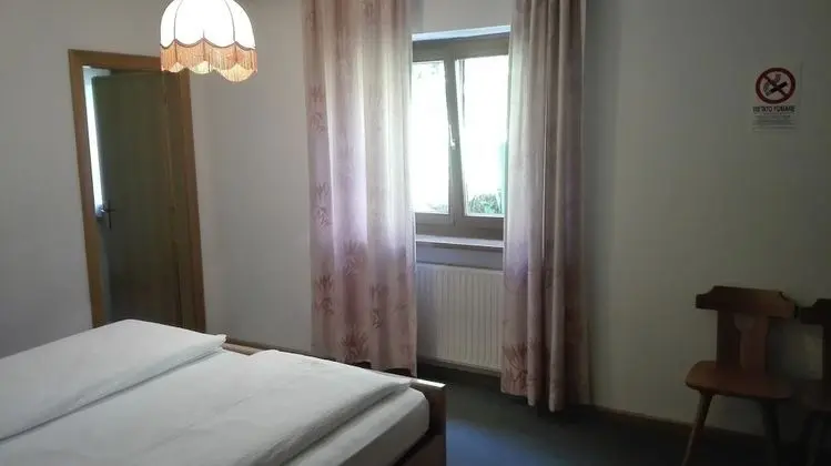 Tek Büyük Yataklı Oda (with view on a 2-meter distant wall)