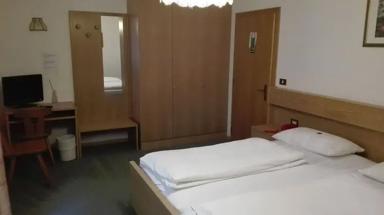 Tek Büyük Yataklı Oda (with view on a 2-meter distant wall)