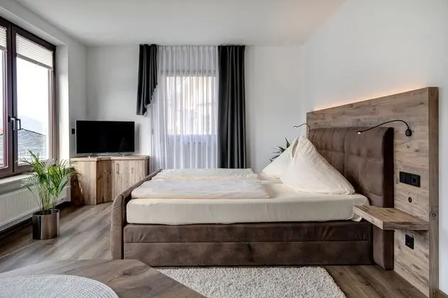 Deluxe Tek Büyük Yataklı Oda, Balkon, Nehir Manzaralı (No 34)