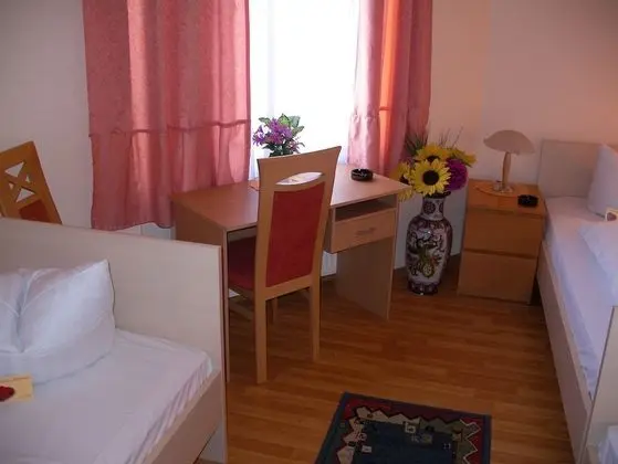 Üç Kişilik Oda