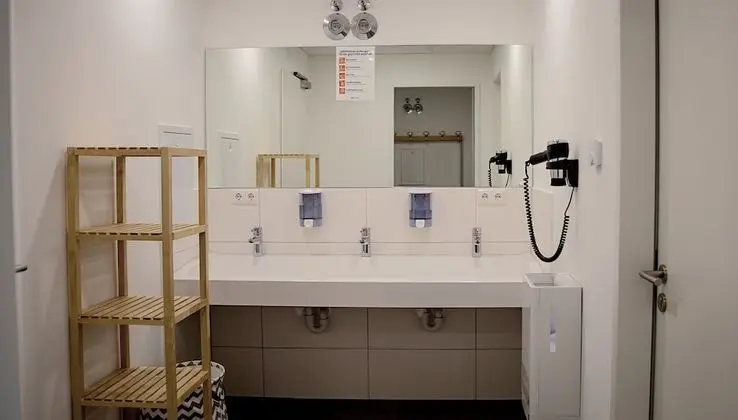 Basic Tek Büyük veya İki Ayrı Yataklı Oda, Ortak Banyo