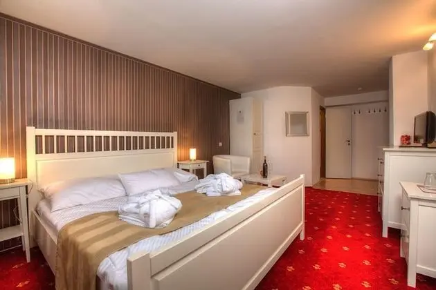Basic Double Room In The Basement  (Extra Bed)