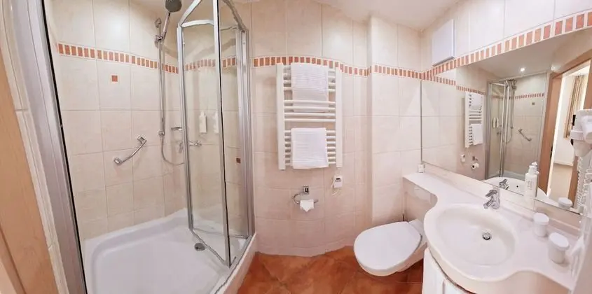 Büyük Yataklı Tek Kişilik Oda