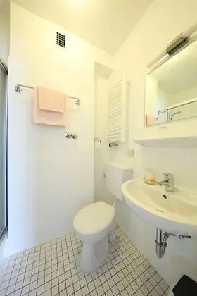 Üç Kişilik Oda, Sigara İçilmez