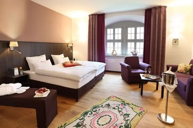 Junior Süit, 1 En Büyük (King) Boy Yatak ve Çekyat, Bahçe Manzaralı