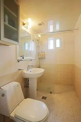 Ortak Ranzalı Oda, Ortak Banyo