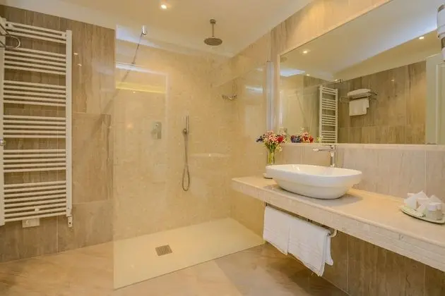 Deluxe Tek Büyük Yataklı Oda, Balkon, Göl Manzaralı