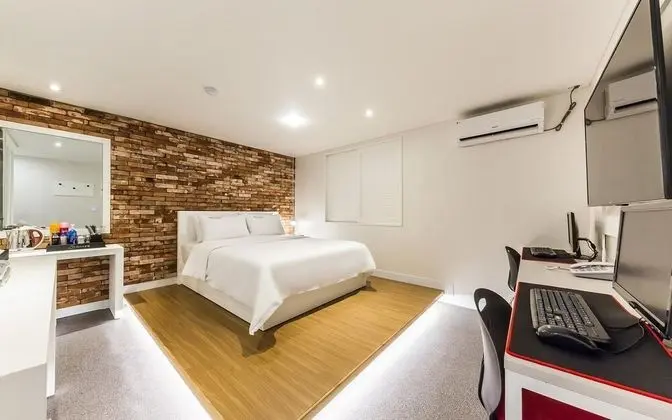 Oda (Deluxe room (Netflix available in all)