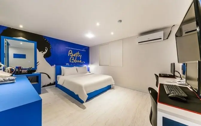 Oda (Deluxe room (Netflix available in all)
