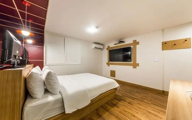 Oda (Deluxe room (Netflix available in all)
