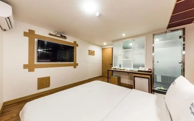 Oda (Deluxe room (Netflix available in all)