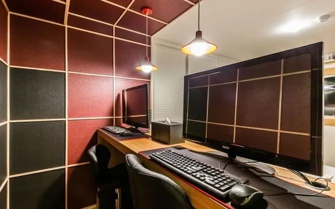 Oda (Deluxe room (Netflix available in all)