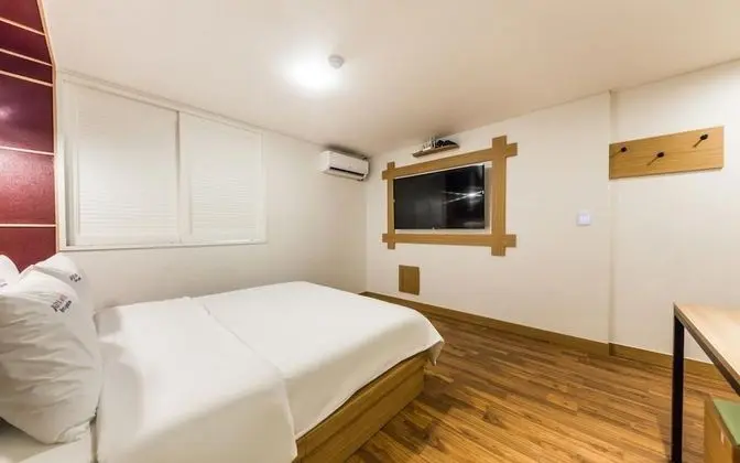 Oda (Deluxe room (Netflix available in all)