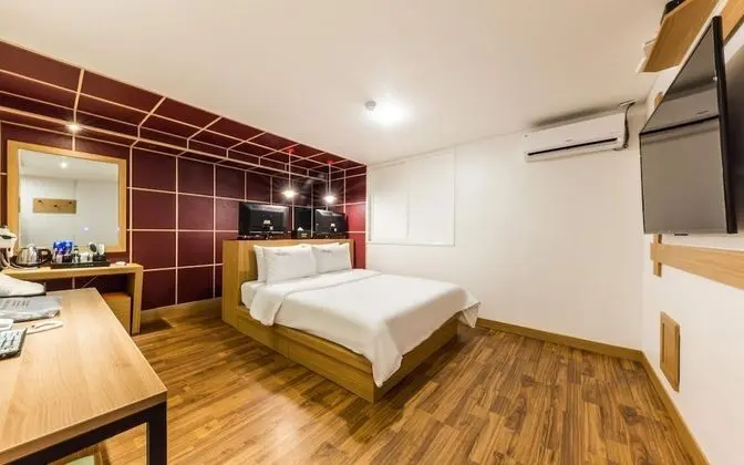 Oda (Deluxe room (Netflix available in all)