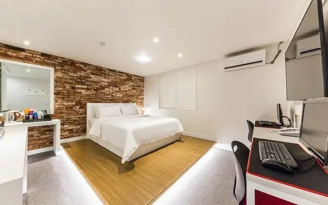 Oda (Deluxe room (Netflix available in all)
