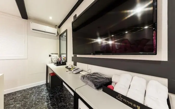 Oda (Semi-Suite room (Netflix available in)
