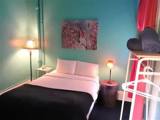 Standard Tek Büyük Yataklı Oda (Private Room with Shared Bathroom)