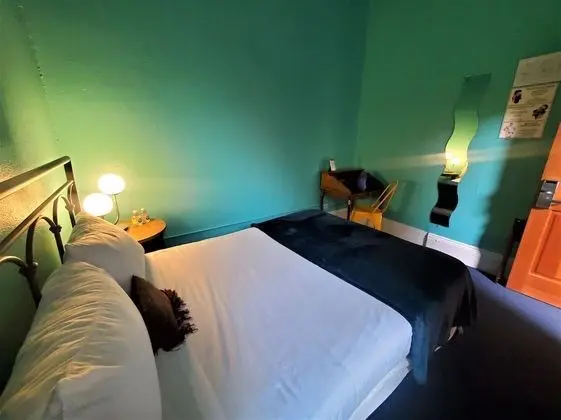 Standard Tek Büyük Yataklı Oda (Private Room with Shared Bathroom)