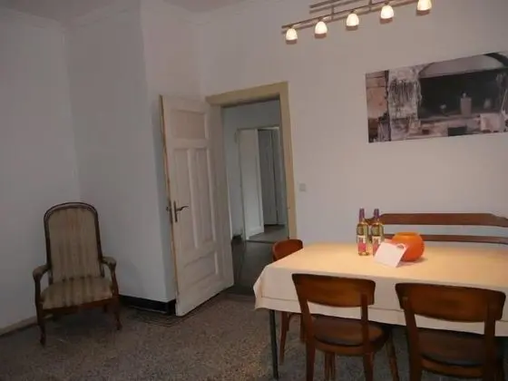 Daire, 6 Yatak Odası