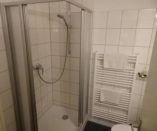 Tek Kişilik Oda, Ortak Banyo