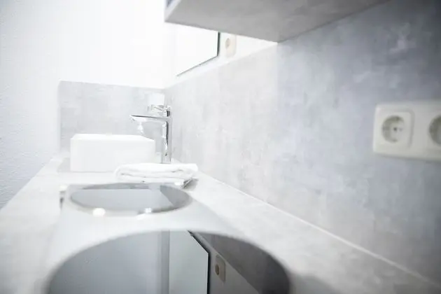 İki Ayrı Yataklı Oda, Ortak Banyo