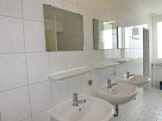 İki Ayrı Yataklı Oda, Ortak Banyo