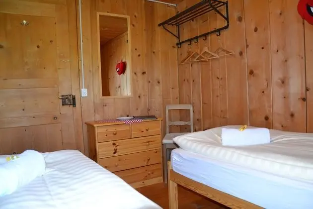 İki Ayrı Yataklı Oda, Ortak Banyo