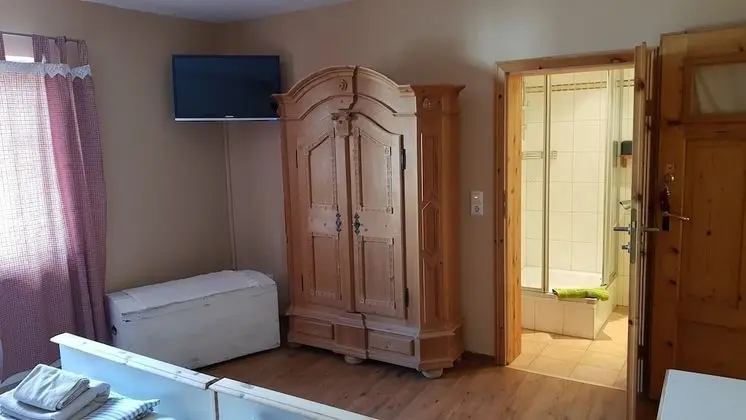 Basic Tek Büyük Yataklı Oda, Özel Banyo, Bahçe Manzaralı (Zimmer Nr. 4&6)