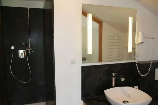 Üç Kişilik Oda