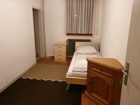 Ortak Ranzalı Oda, Sadece erkekler için, Ortak Banyo