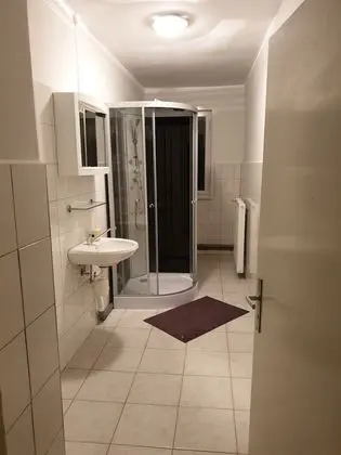 Ortak Ranzalı Oda, Sadece erkekler için, Ortak Banyo