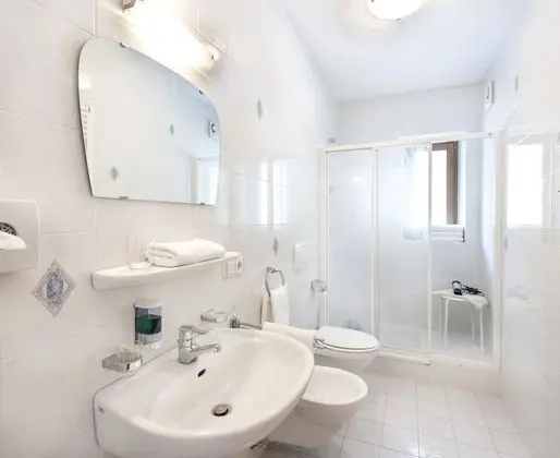 Tek Büyük Yataklı Oda, Ek Bina