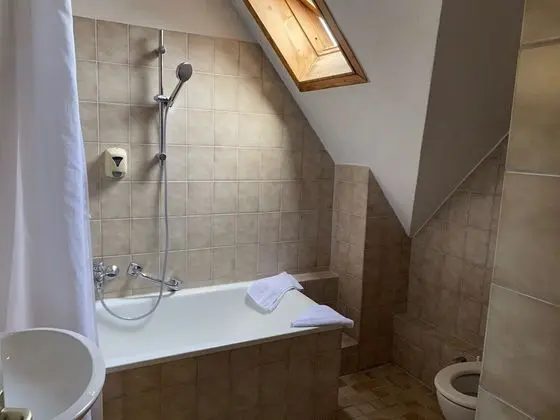 Basic Dört Kişilik Oda, Ortak Banyo