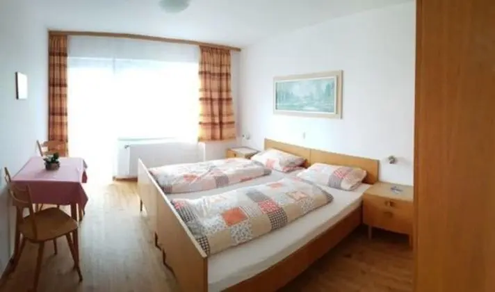 Üç Kişilik Oda (Room 8)